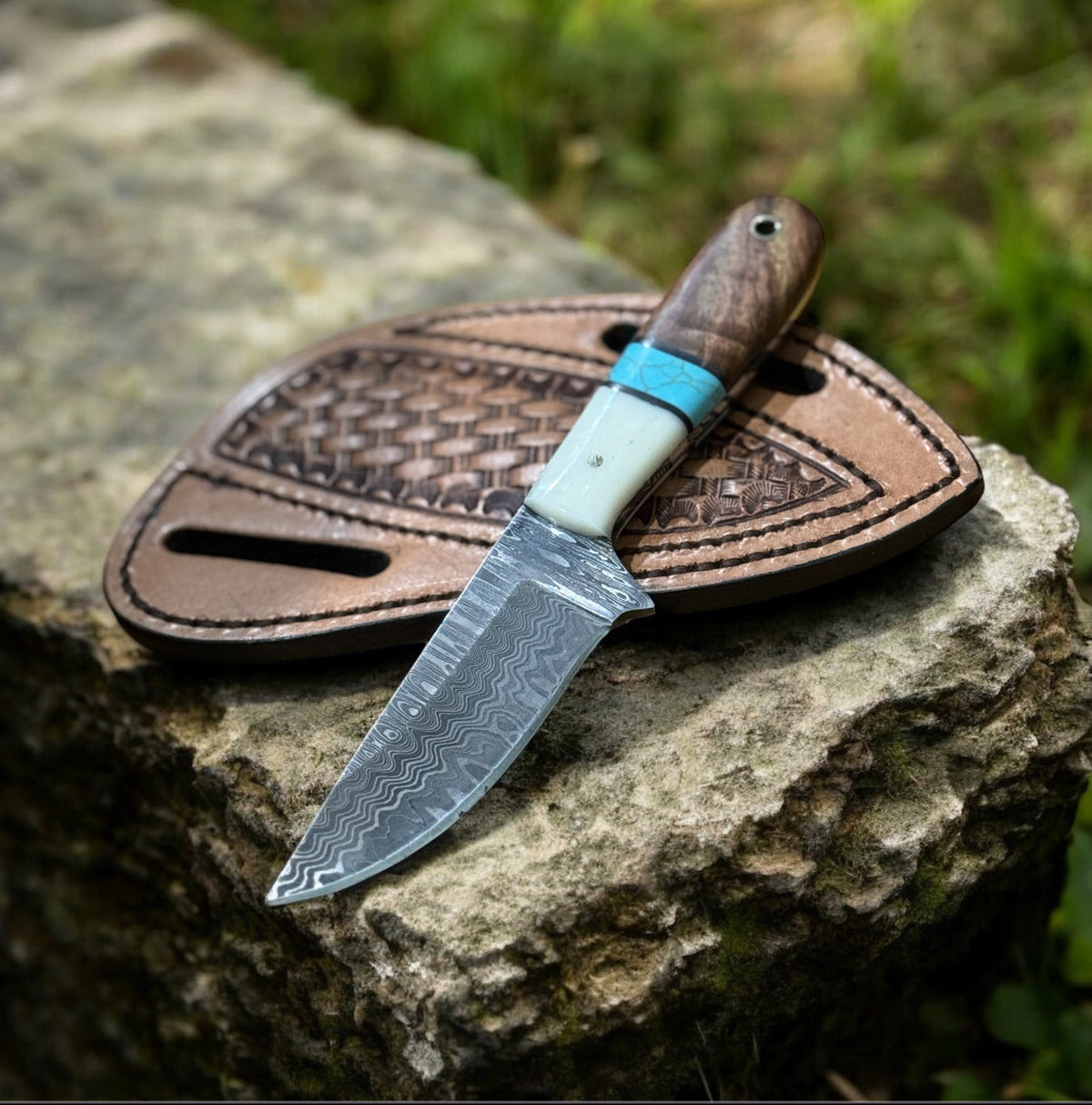 Handmade Western Damascus Knife – Resin & Rosewood Handle