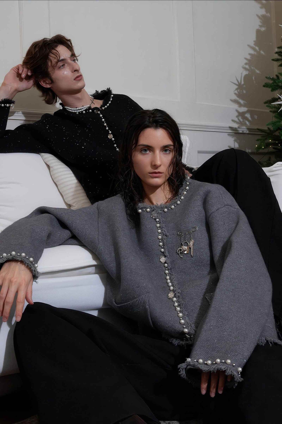 Minimalist Pearl-Decorated Knitted Sweater Jacket with Brooch Accent