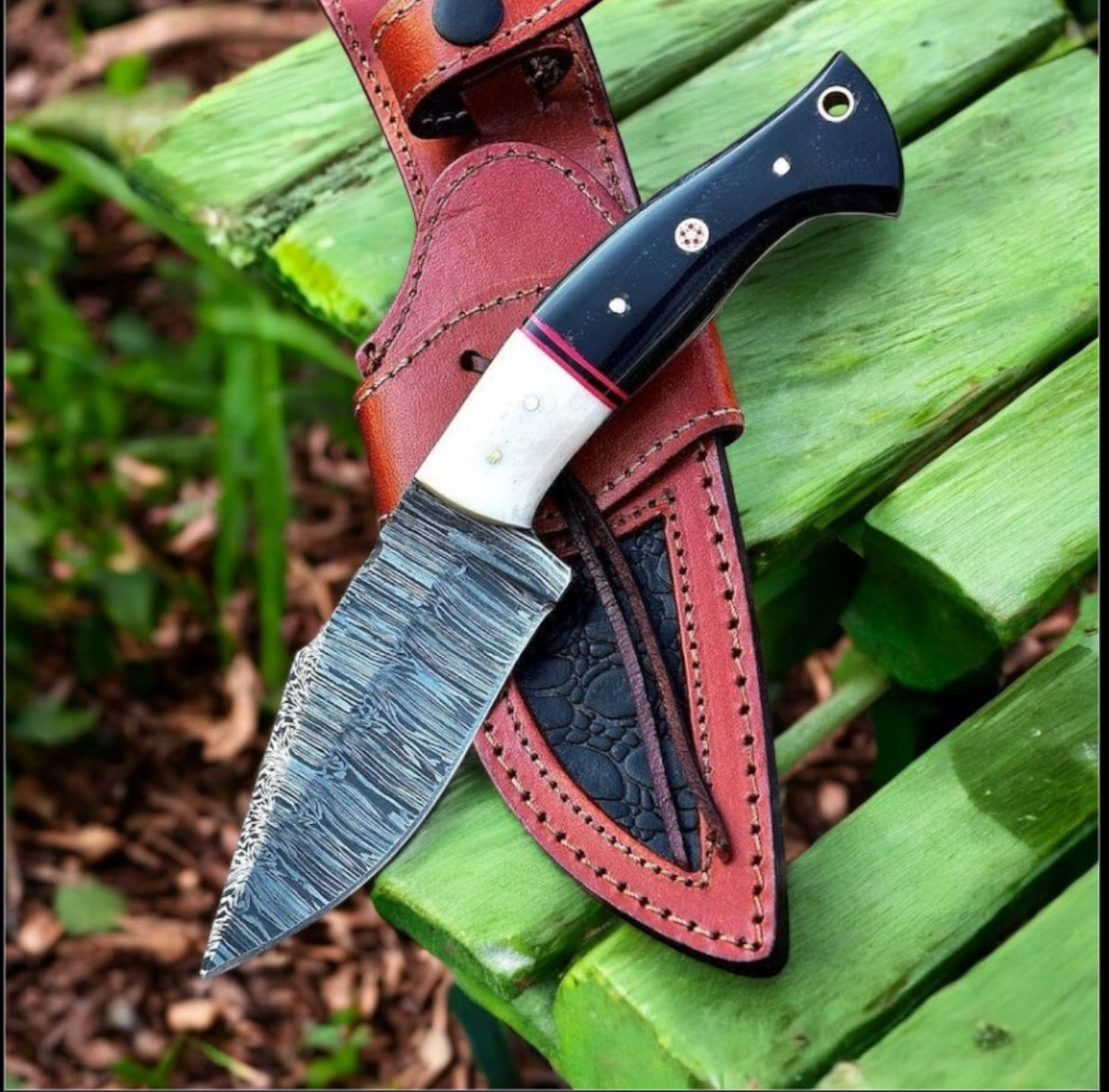 Premium Damascus Steel Hunting Knife with Leather Case – Resin & Buffalo Horn Handle
